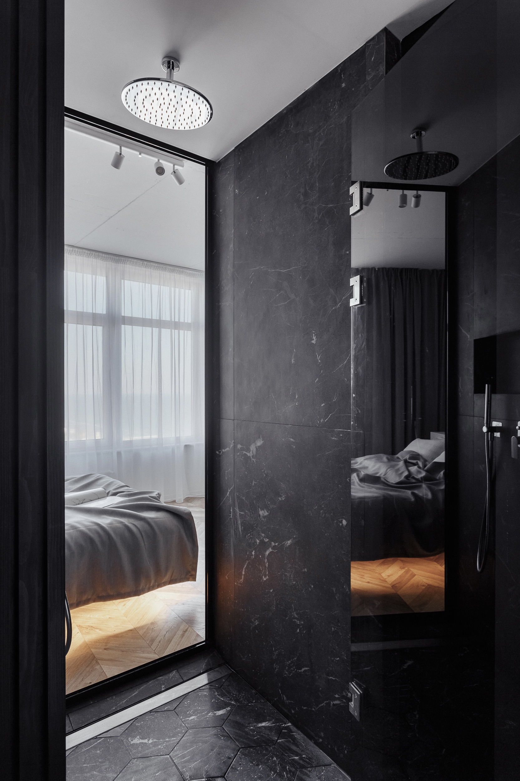 THE MARBLE FIGUE / мармурова твердість зовні, стигла мʼякість усередині