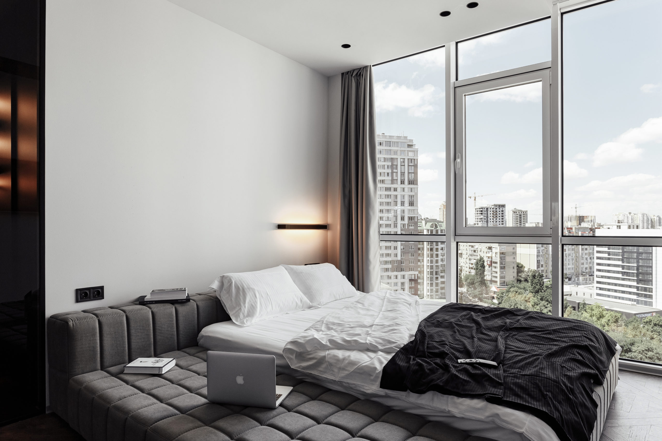 One-bedroom apartment with a city view