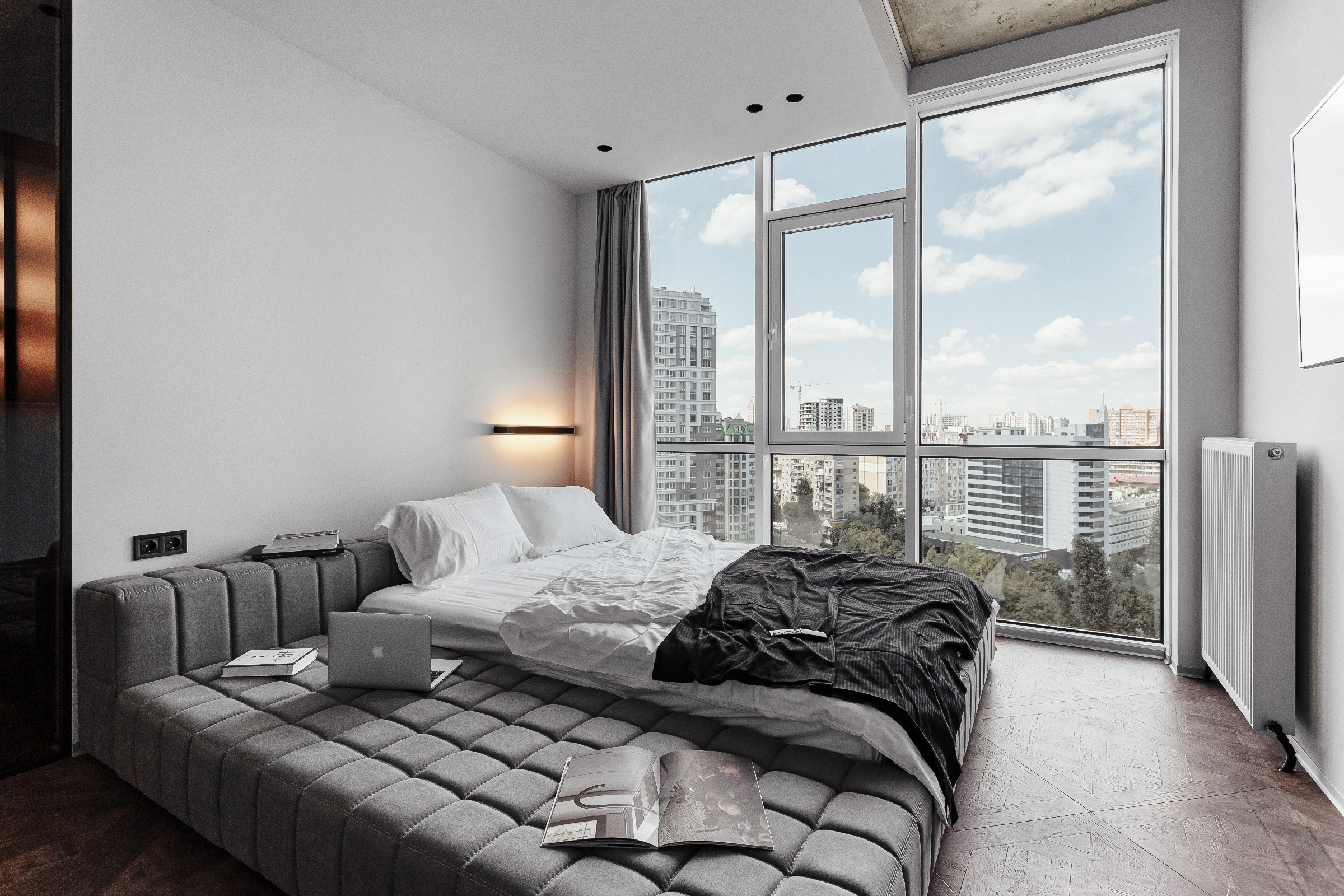One-bedroom apartment with a city view