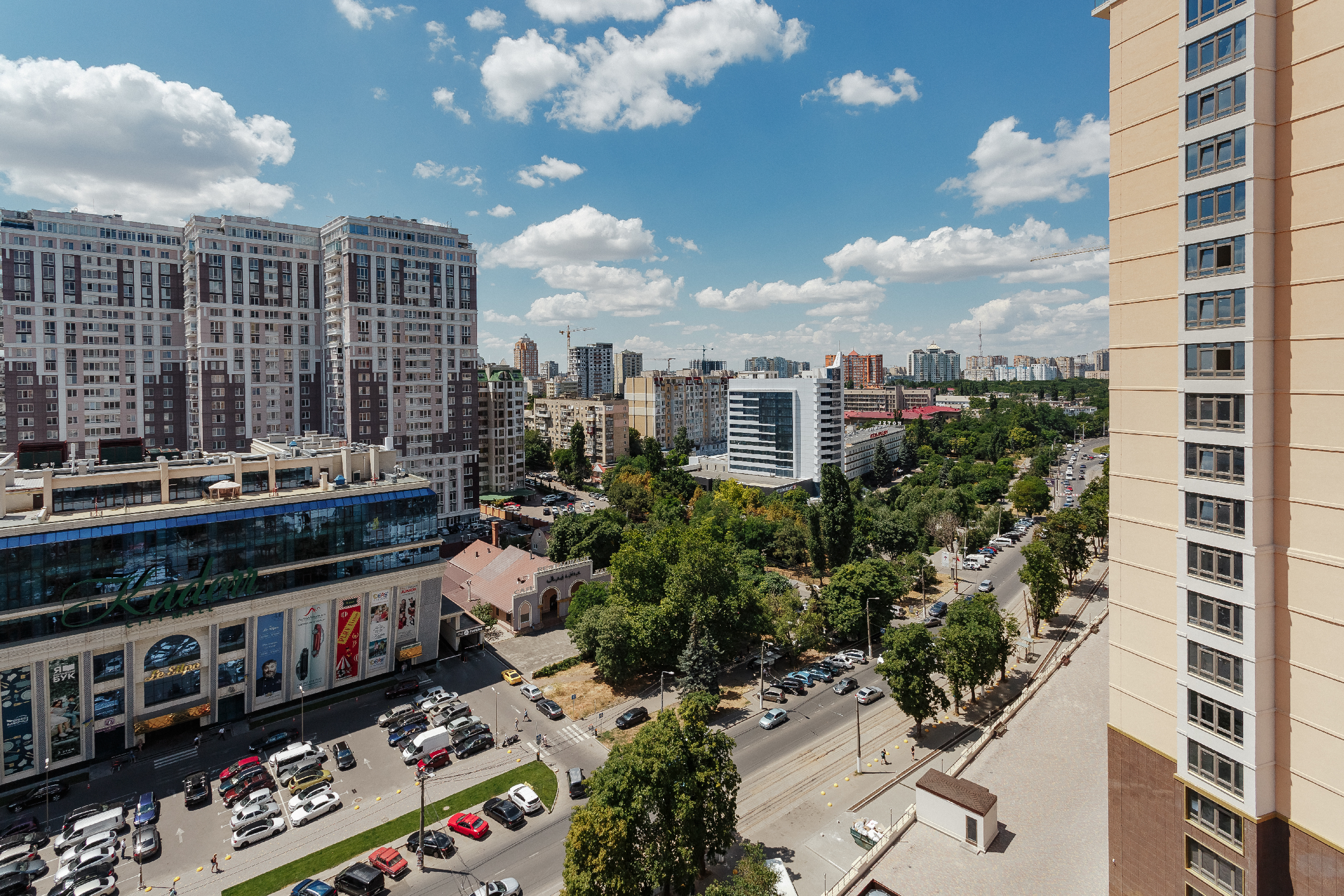 One-bedroom apartment with a city view