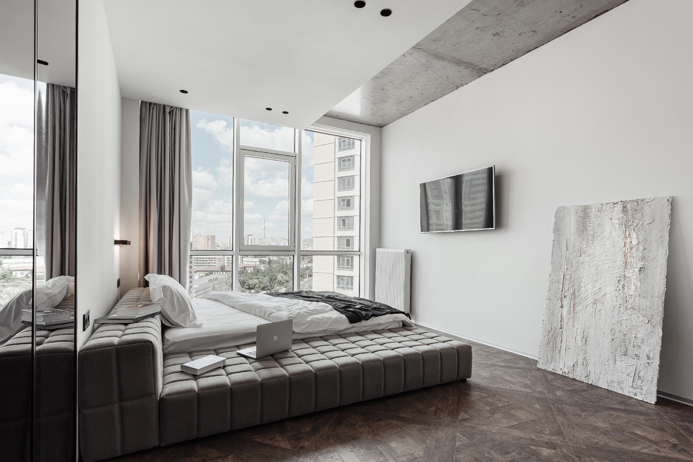 One-bedroom apartment with a city view