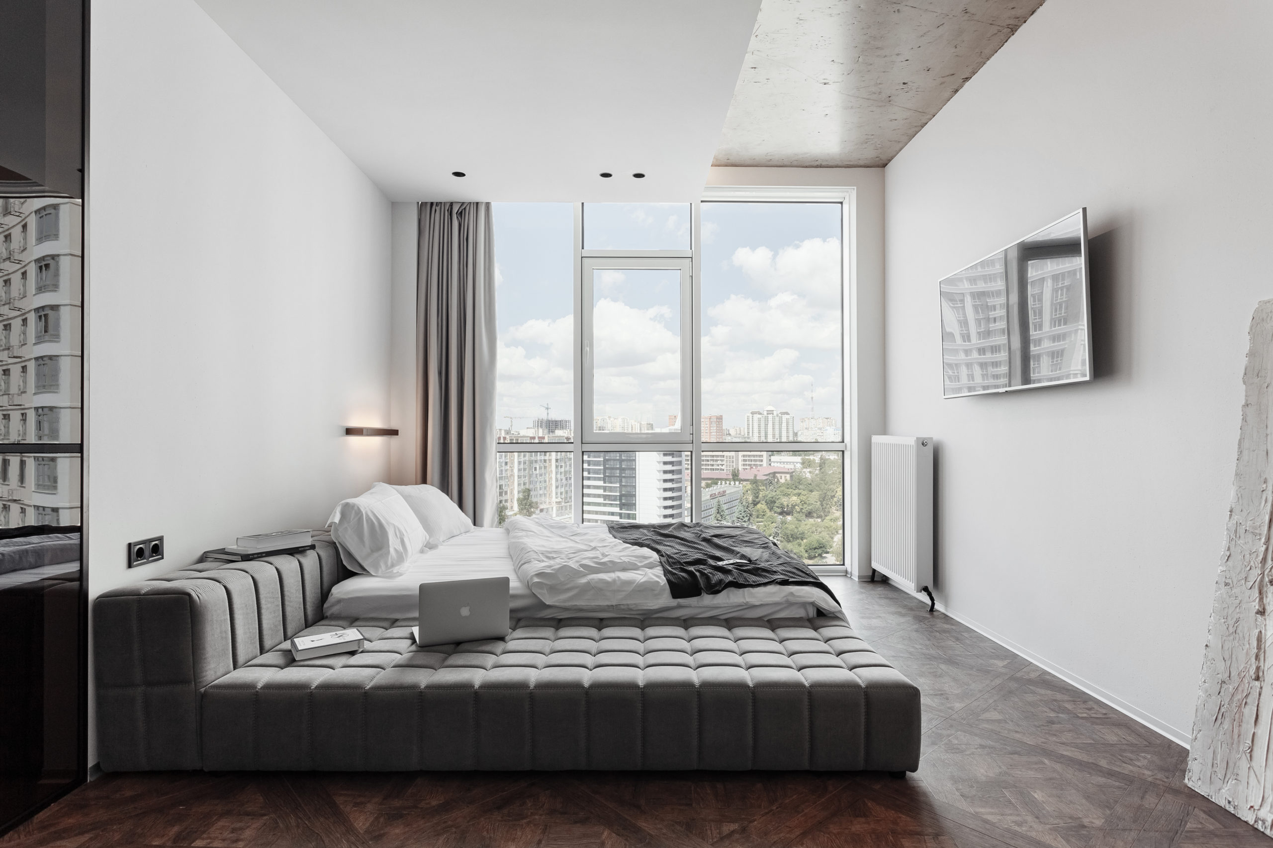 One-bedroom apartment with a city view
