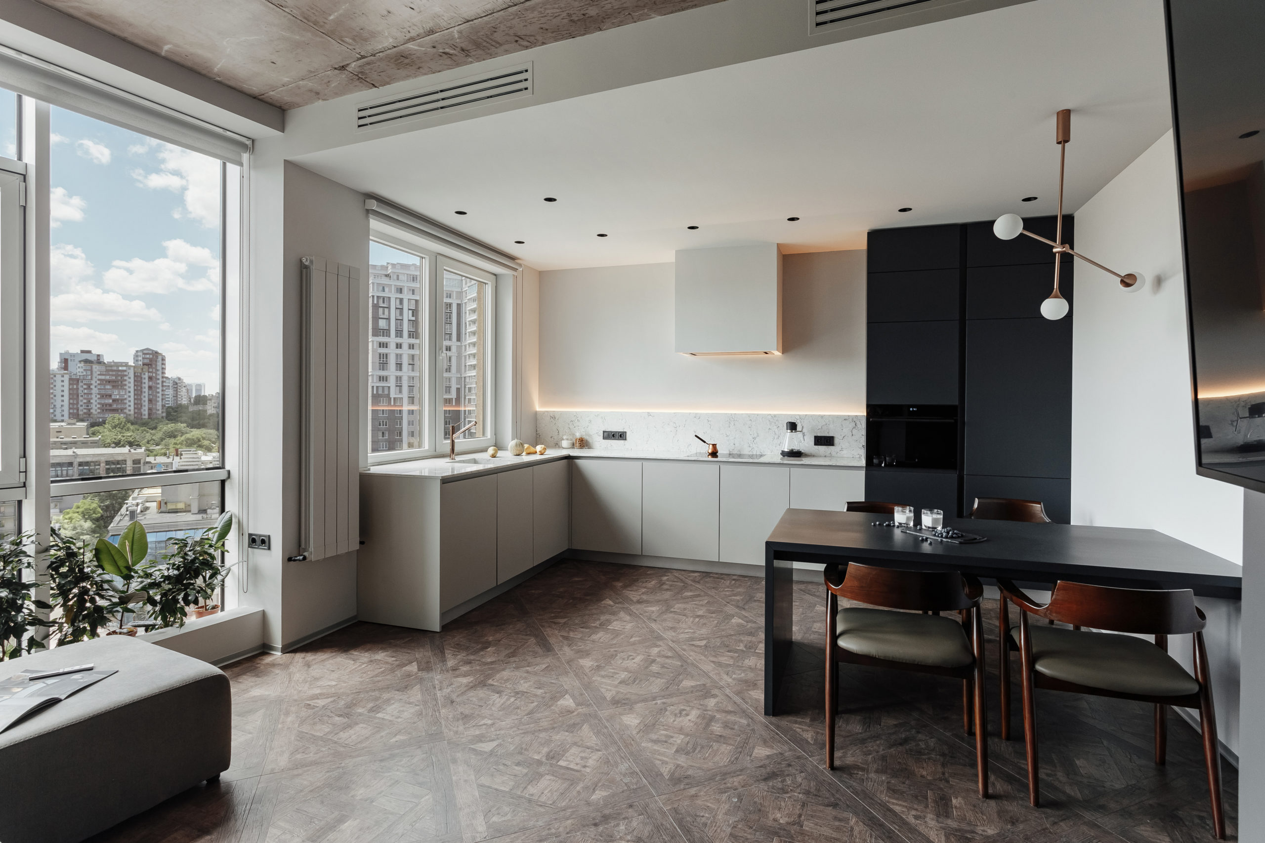One-bedroom apartment with a city view