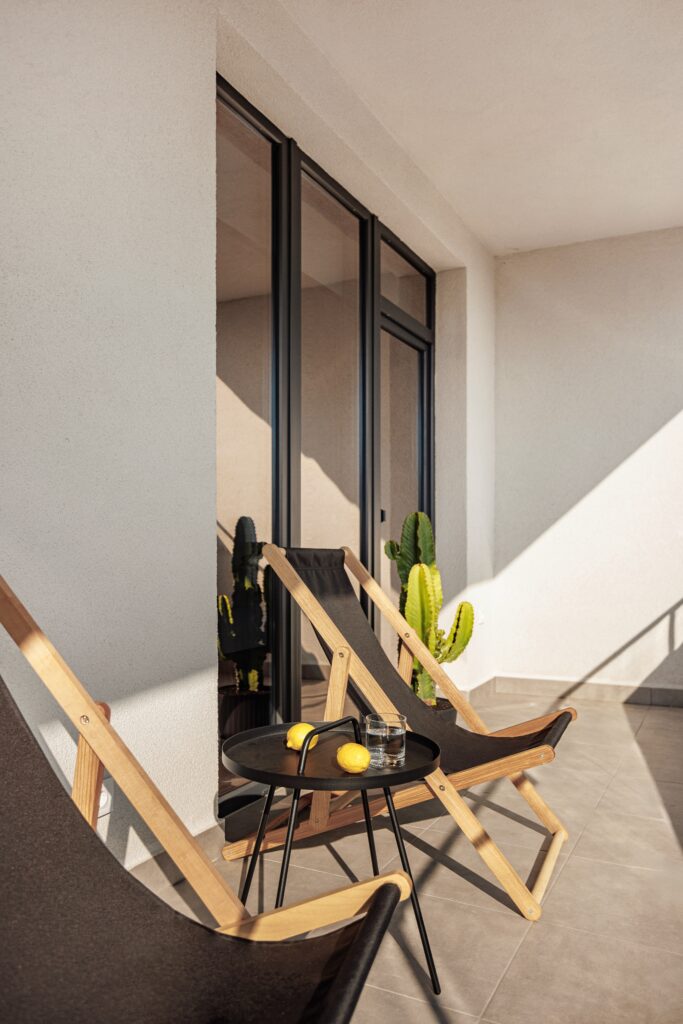 THE PAUSE / space to slow down with terrace by the sea